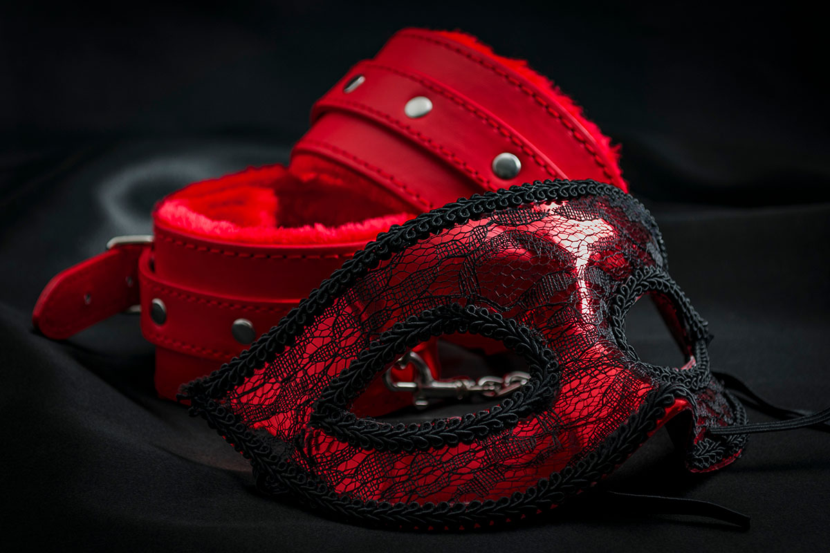 Masque et poignets en cuir rouge.